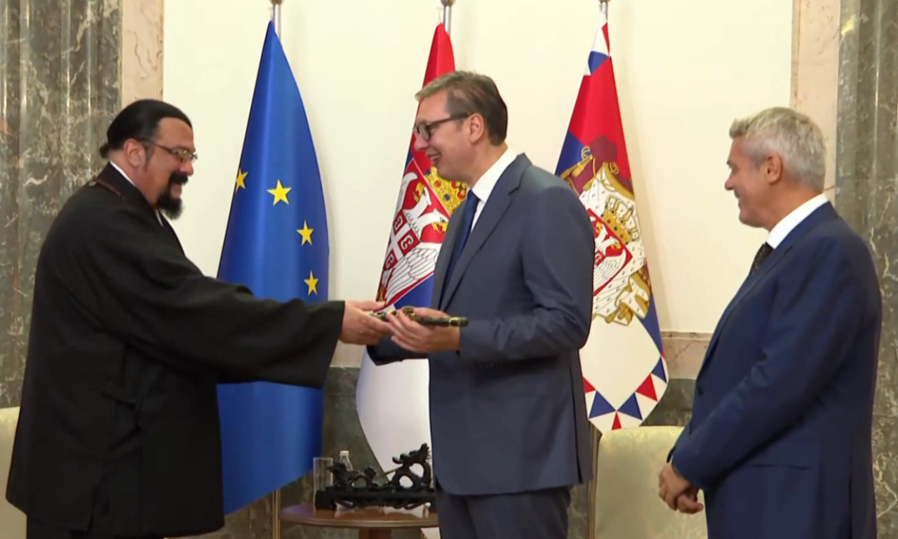 HOLIVUD U BEOGRADU Stiven Sigal snima akcioni triler, Vučić ugostio legendarnog glumca (VIDEO)