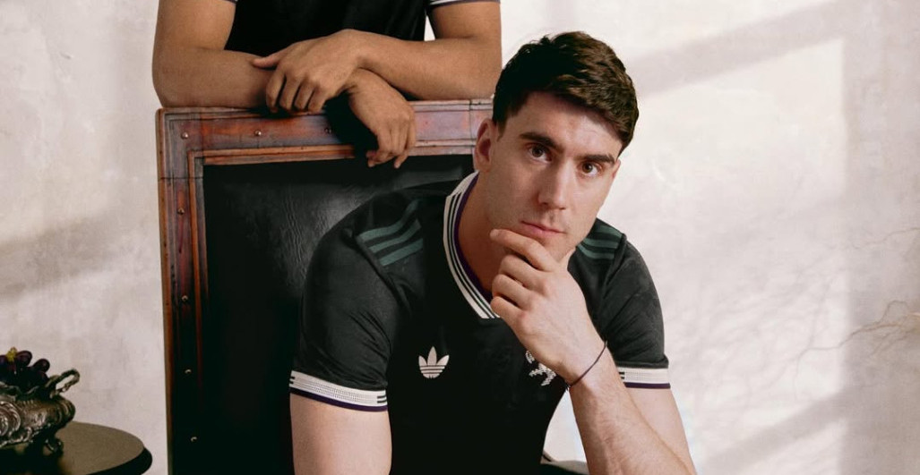 UFFF DUŠANE, NIJE NAM DOBRO! Vlahović pokazao novi dres Juventusa i izazvao kolaps među navijačicama (FOTO)