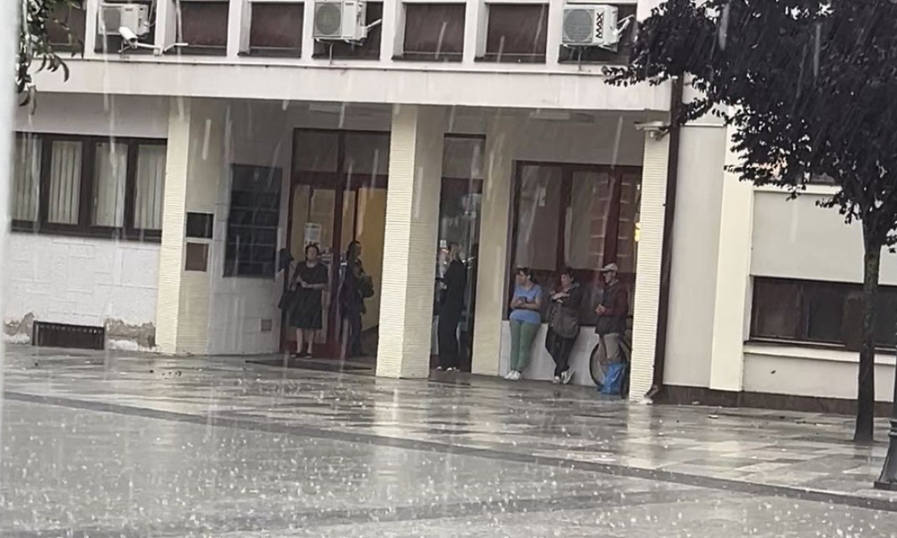 NEVREME PARALISALO ČAČAK Jaka kiša i snažan vetar ispraznili ulice, a saobraćaj stoji! (VIDEO)