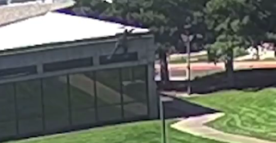 OBJAVLJEN SNIMAK UBICE ČARLIJA KIRKA Pogledajte kako trči po krovu, pa skače sa njega i beži! (VIDEO)