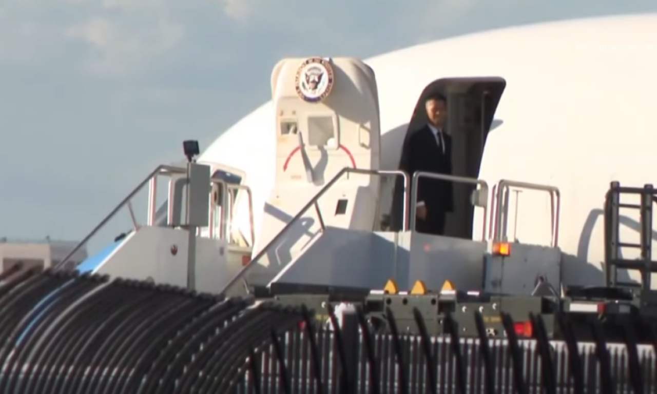 TELO ČARLIJA KIRKA PREVEZENO U NJEGOV RODNI GRAD Dve žene u crnom izašle su iz aviona, pogledajte ko nosi kovčeg (VIDEO)