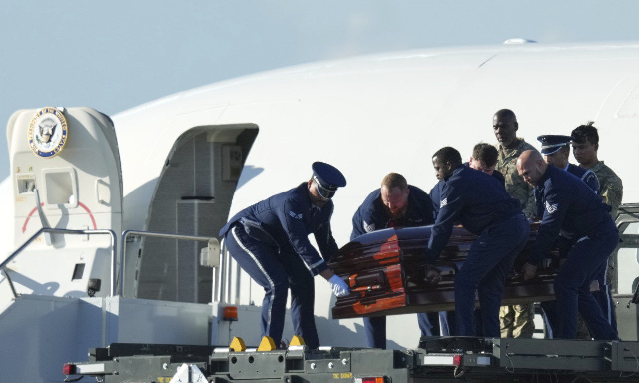 TELO ČARLIJA KIRKA PREVEZENO U NJEGOV RODNI GRAD Dve žene u crnom izašle su iz aviona, pogledajte ko nosi kovčeg (VIDEO)