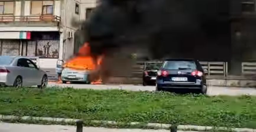 POŽAR U KRAGUJEVCU Gori automobil, crni dim se širi naseljem! (VIDEO)