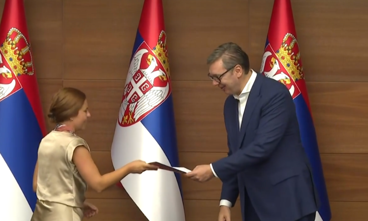 VUČIĆ URUČUJE UGOVORE O RADU MEDICINSKIM RADNICIMA Povod nikad lepši - naši ljudi se vraćaju iz dijaspore! (VIDEO)
