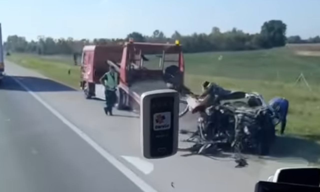 NAJJEZIVIJI PRIZOR NESREĆE KOD INĐIJE Ovako izgleda smrskani automobil! (FOTO/VIDEO)