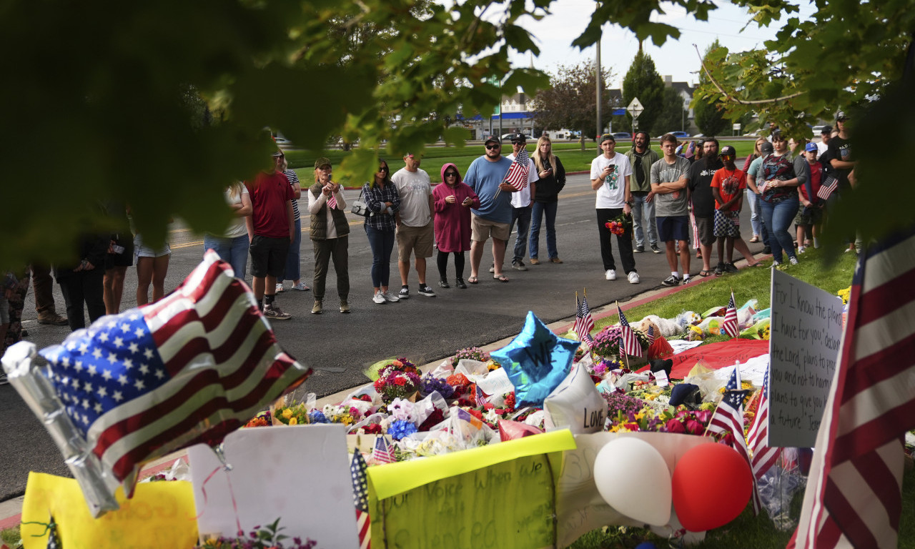 HILJADE AMERIKANACA ODALO POČAST UBIJENOM ČARLIJU KIRKU Udovica prisustvovala bdenju u Ajovi