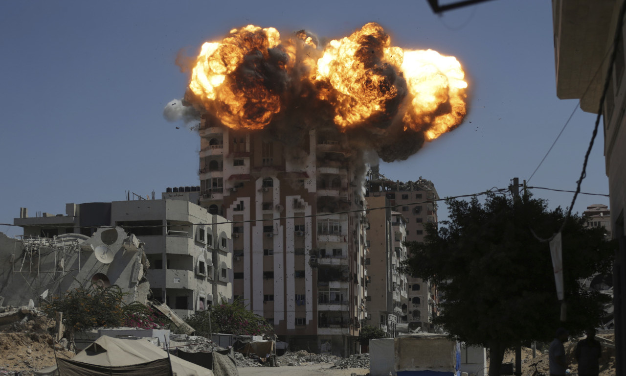 IZRAEL SRAVNIO TRI NEBODERA U GAZI Uništena zrada Islamskog univerziteta, stanovnici bežali pred napadom (FOTO)
