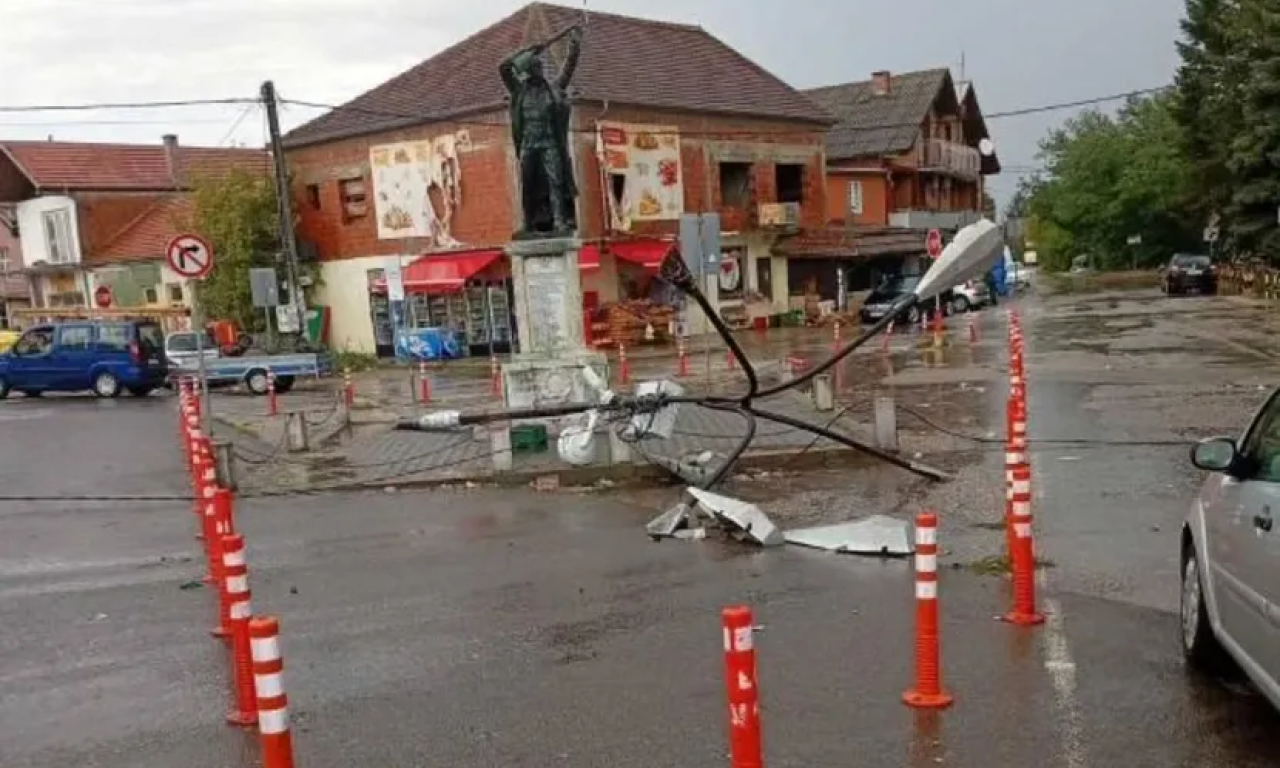 NEVREME OBARALO BANDERE KOD ALEKSINCA: Građani se žale na vodu na ulicama (FOTO)