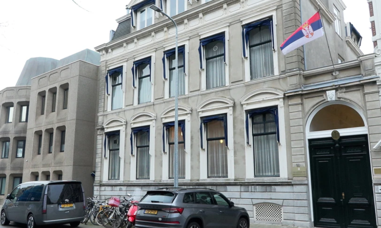 INCIDENT U HAGU Na ulazna vrata ambasade Srbije postavljena tzv. OVK zastava