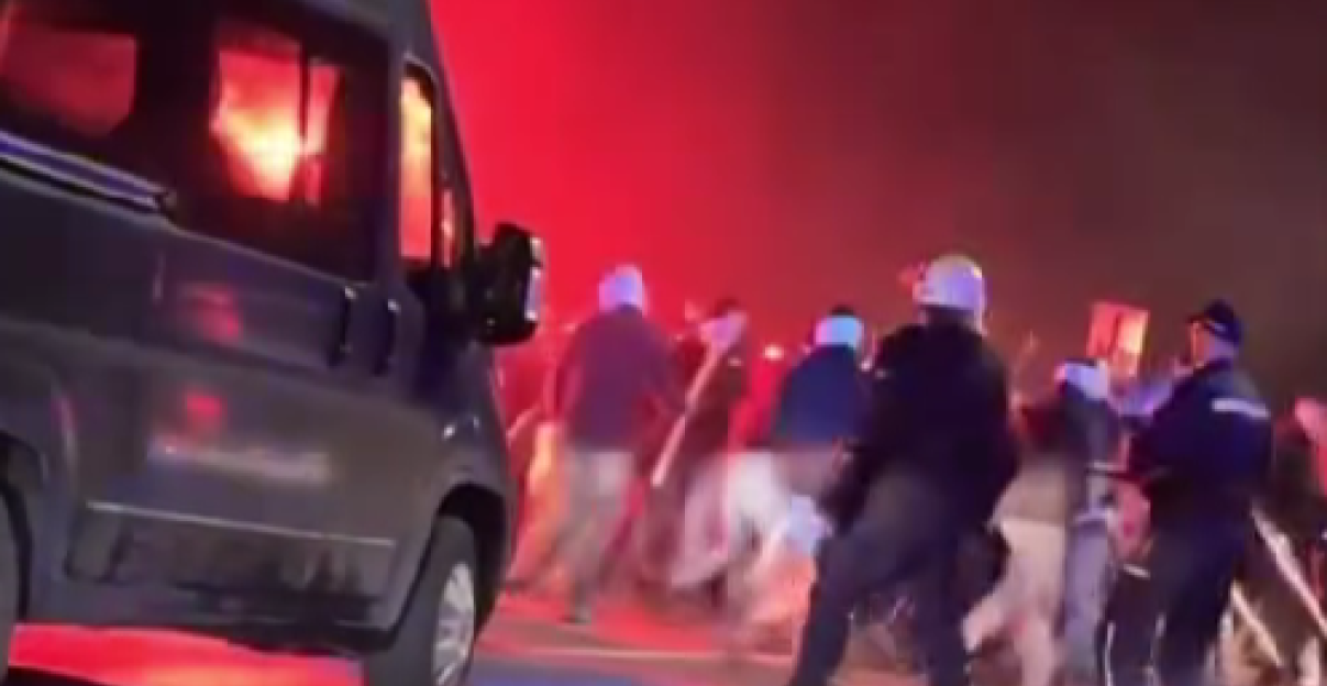 TUČA NAVIJAČA PARTIZANA I CRVENE ZVEZDE U SUBOTICI: Pesnice, baklje, štangle...(VIDEO)