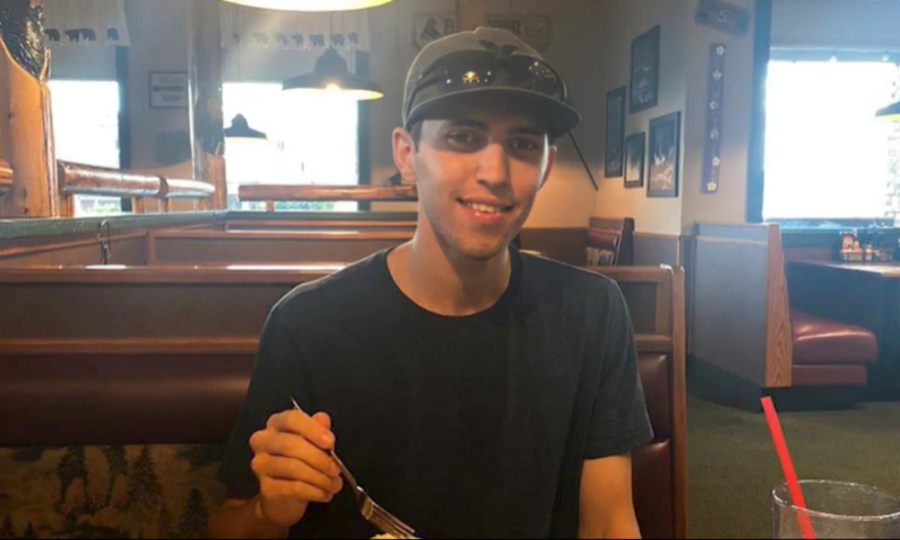 KIRKOV UBICA ĆUTI, ALI NJEGOV TRANSRODNI DEČKO SARAĐUJE Klupko se odmotava, evo ko je zaista Tajler Robinson