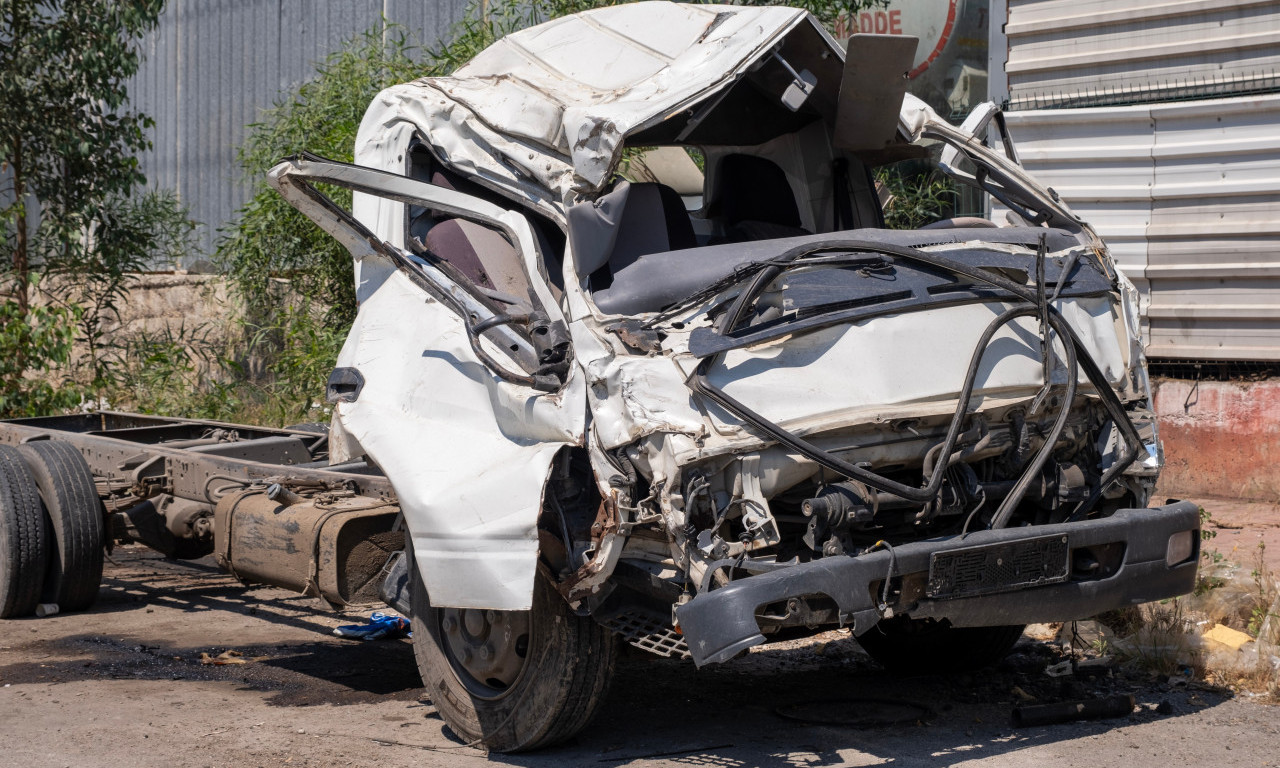 NESREĆA NA PRUZI U SMEDEREVU Teretni voz udario vozilo s opasnim gasom!