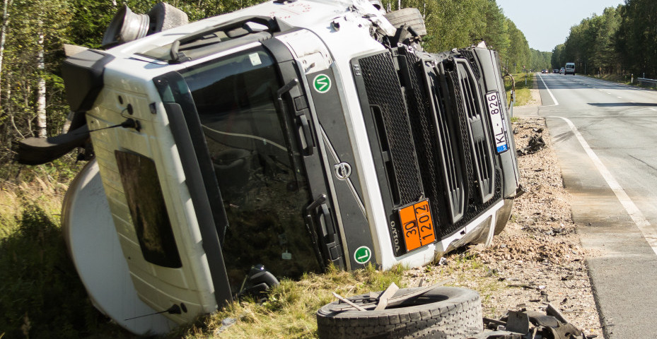 PIJAN VOZIO KAMION, PA SLETEO U KANAL! Čačanin dobio paprenu kaznu zbog ugrožavanja saobraćaja