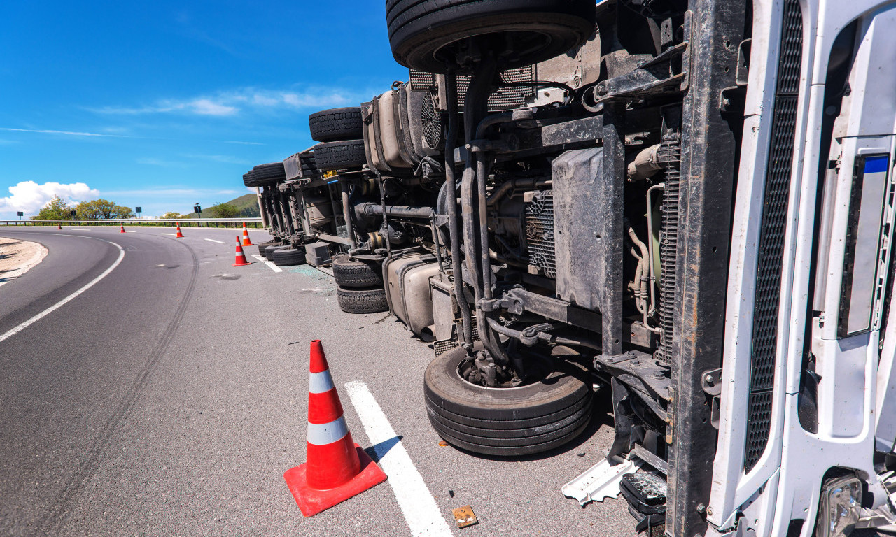 TOTALNI KOLAPS KOD SMEDEREVA! Kamion blokirao auto-put, kilometarske kolone (FOTO)