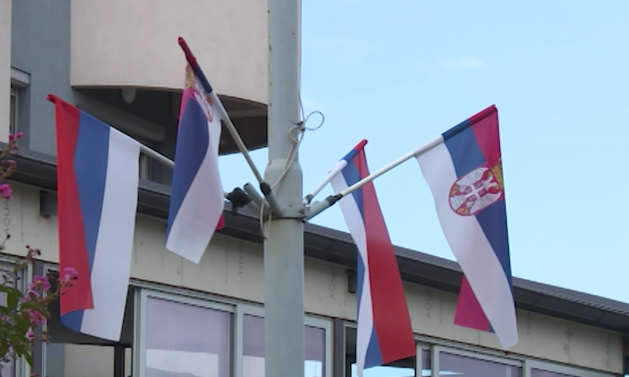 VIJORE SE TROBOJKE Pogledajte kako Srbija i Srpska obeležavaju Dan jedinstva i slobode, prizor je za ponos! (VIDEO)