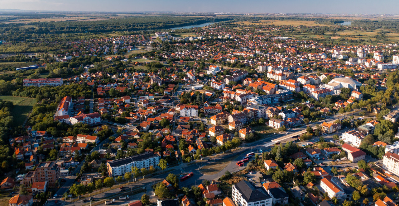 K1 INFO SAZNAJE: OBRENOVAC POD OPSADOM! Čovek ide sa puškom, ljudi zabarikadirani u kući!