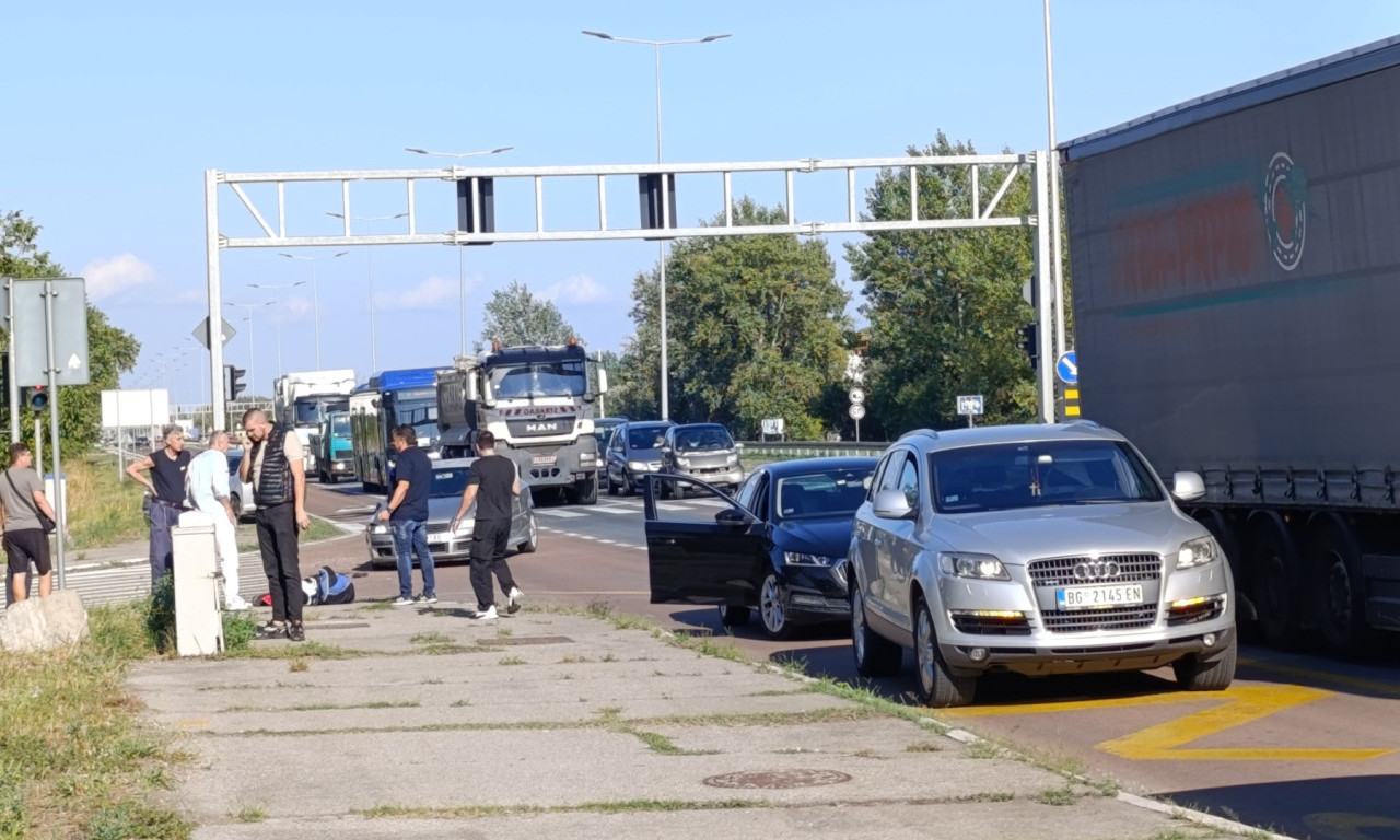 UDES NA PANČEVAČKOM PUTU Sudarili se motor i automobil, čovek leži na trotoaru (FOTO/VIDEO)