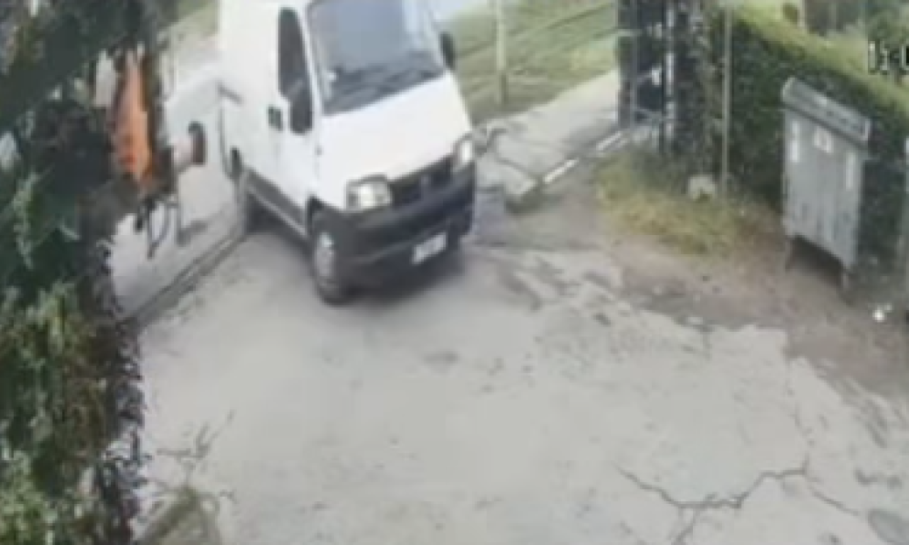 SNIMAK SUDARA TERETNOG VOZA I KOMBIJA U SMEDEREVU Vozilo smrskano, zastrašujući prizor (VIDEO)