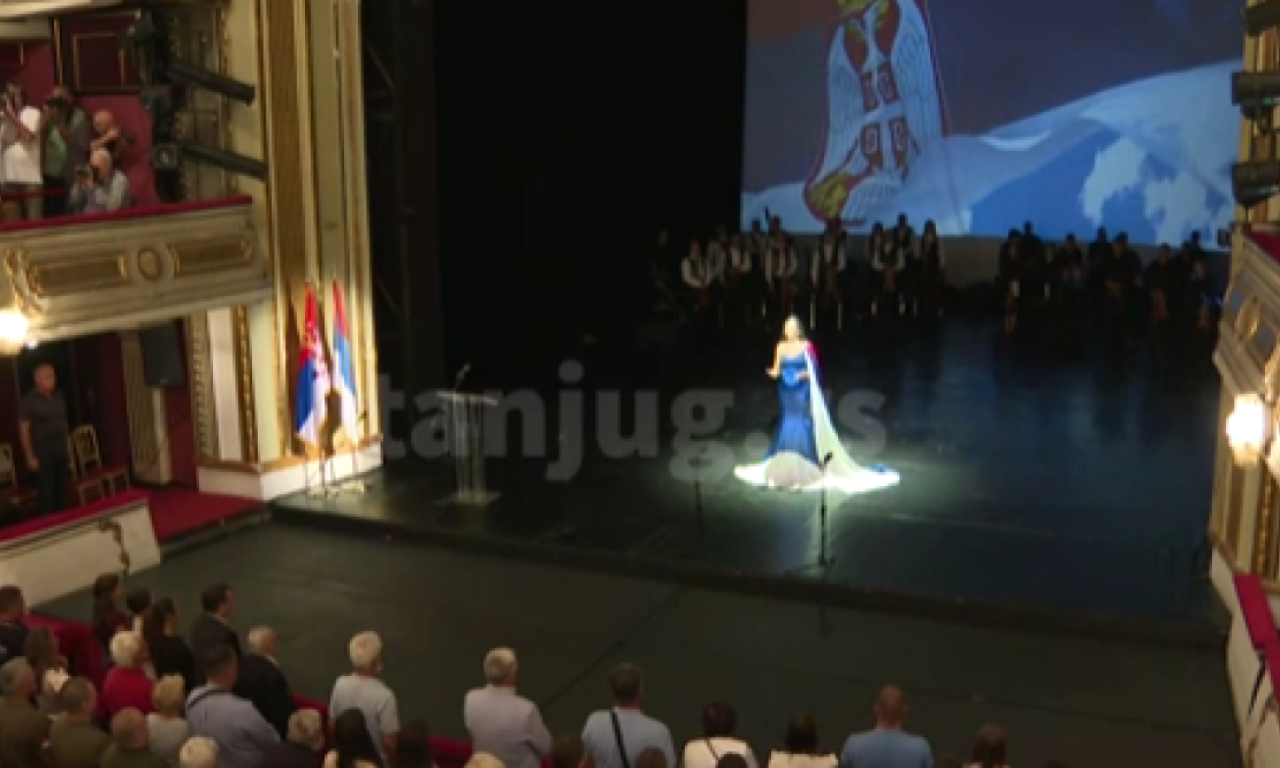 MINIĆ NA SVEČANOSTI U NARODNOM POZORIŠTU: Srpska trobojka podseća na važnost očuvanja identiteta, čuvajmo slobodu i mir (FOTO)
