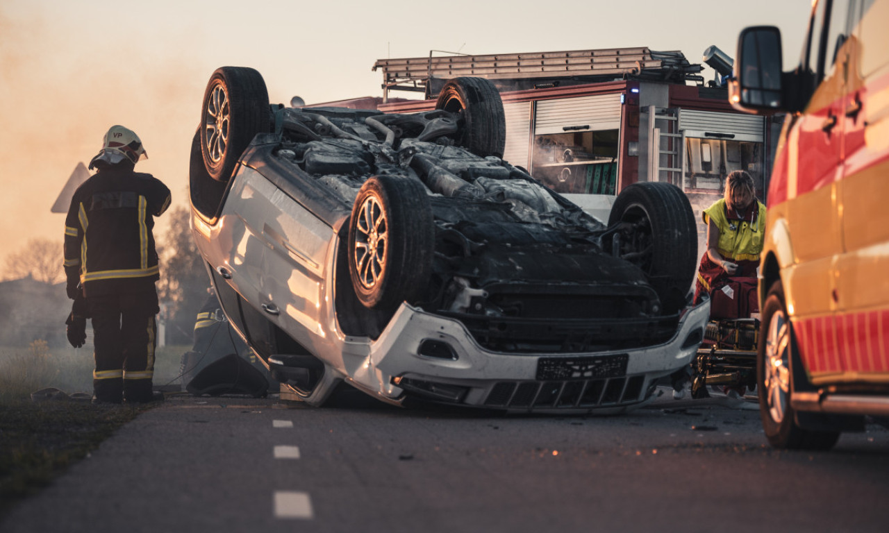 AUTOMOBIL PREVRNUT NA KROV NASRED AUTO-PUTA Vozila mile ka Beogradu! (VIDEO)