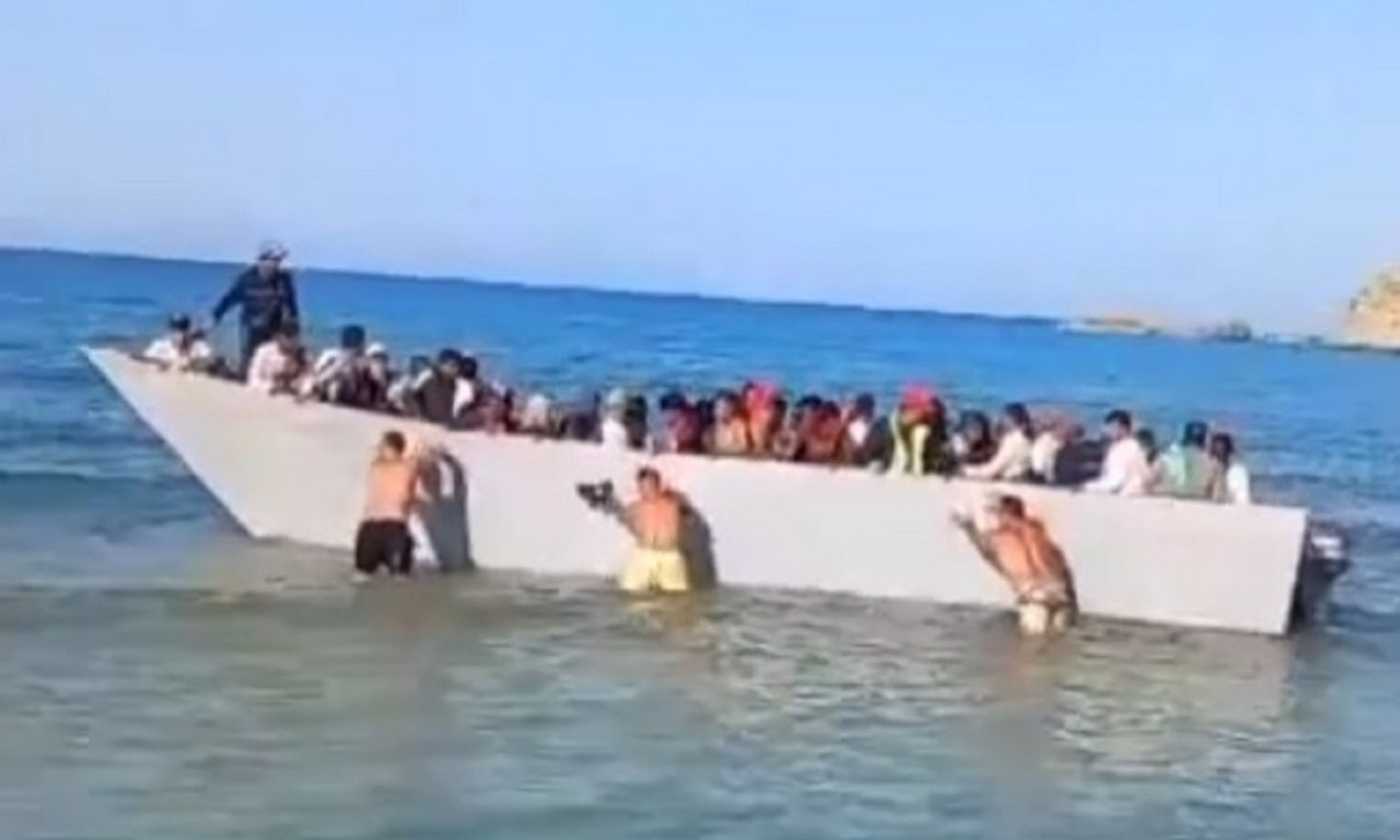 DRAMA SA MIGRANTIMA U GRČKOJ Čamac pun izbeglica došao do plaže, pogledajte šta su im uradili turisti (VIDEO)