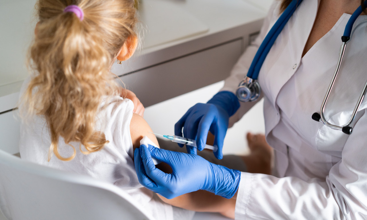 OPASNOST OD EPIDEMIJE! Novi kalendar vakcinacije – uvode se dve dodatne vakcine za školsku decu