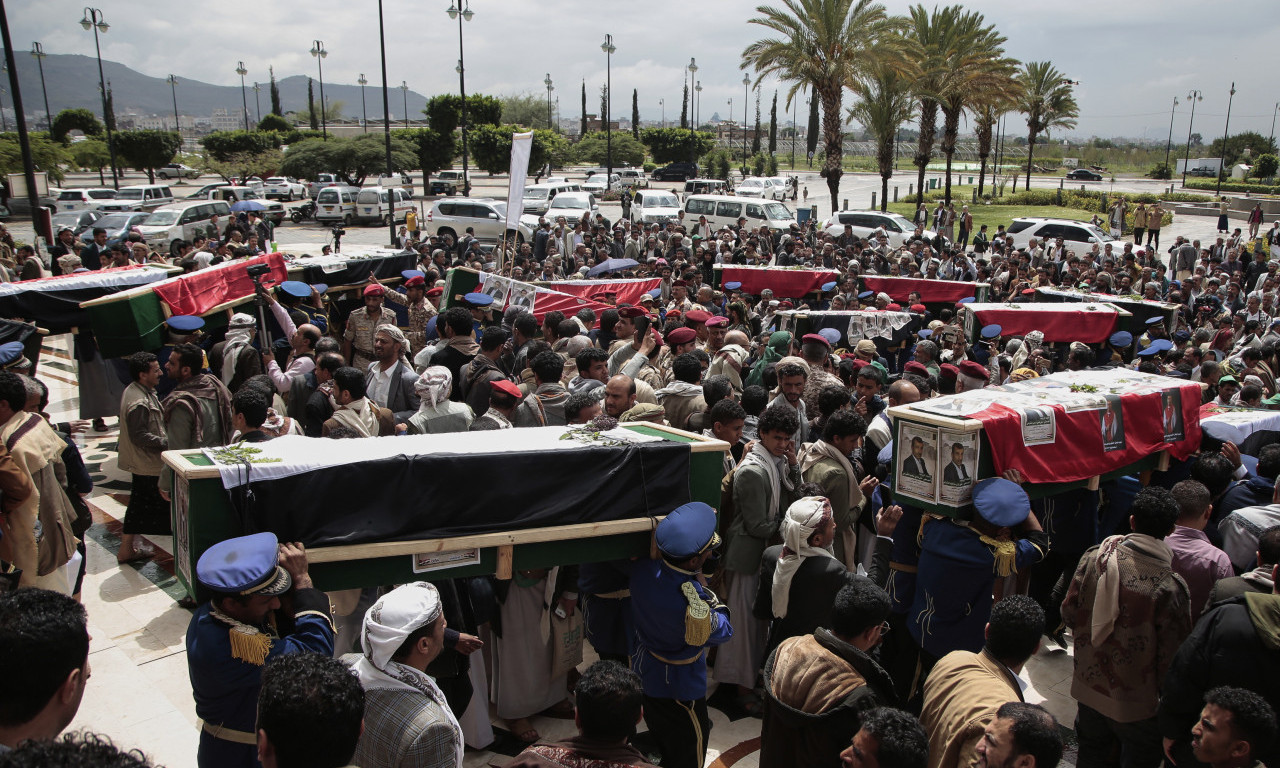 REKE LJUDI NA MASOVNOJ SAHRANI NOVINARA Slike na kovčezima, jecaji i tuga... Potresni prizori u Jemenu (FOTO)