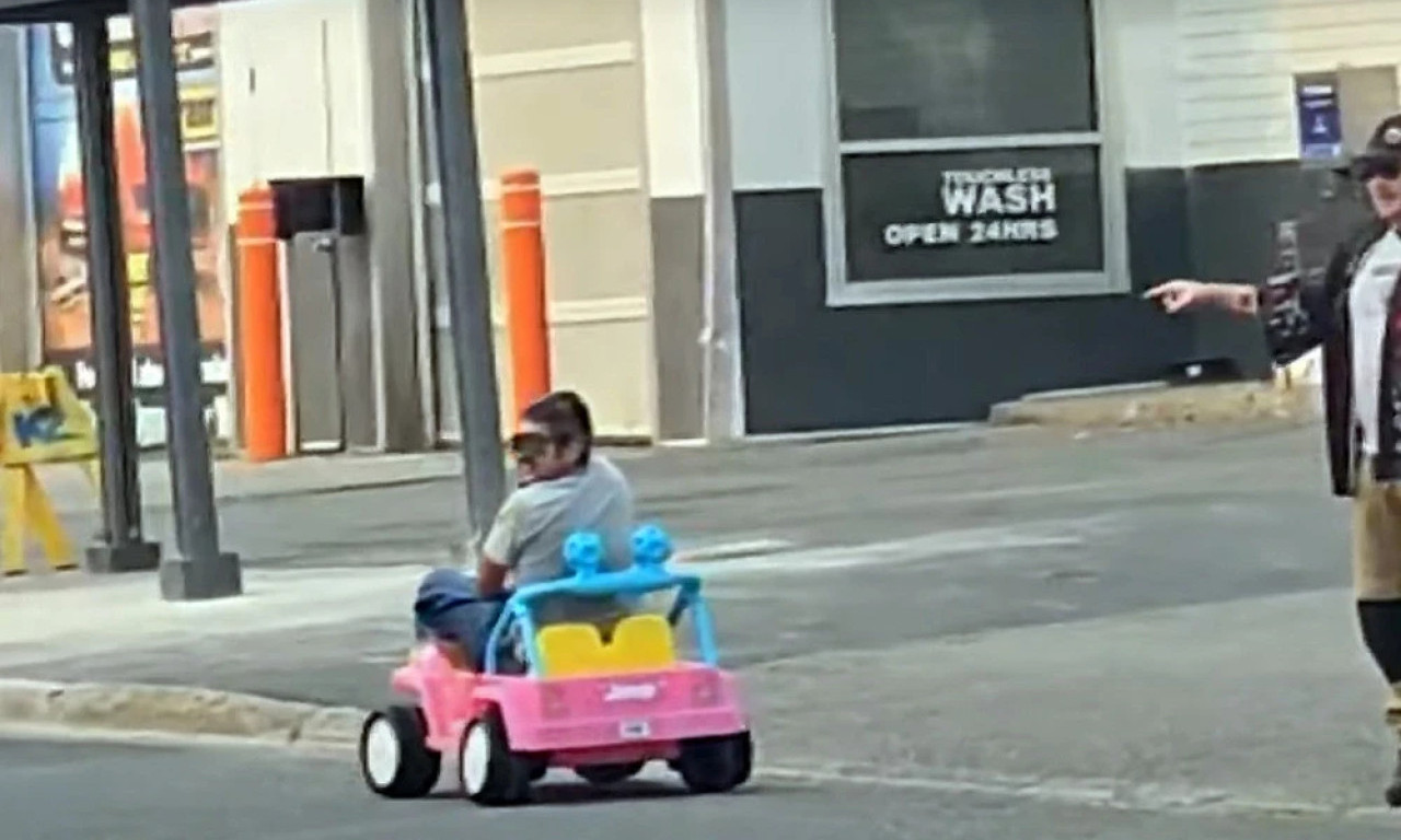 PIJAN SEO U BARBIMOBIL I OTIŠAO DO PRODAVNICE Pogledajte kako je reagovala policija i koju je kaznu dobio vozač (VIDEO)