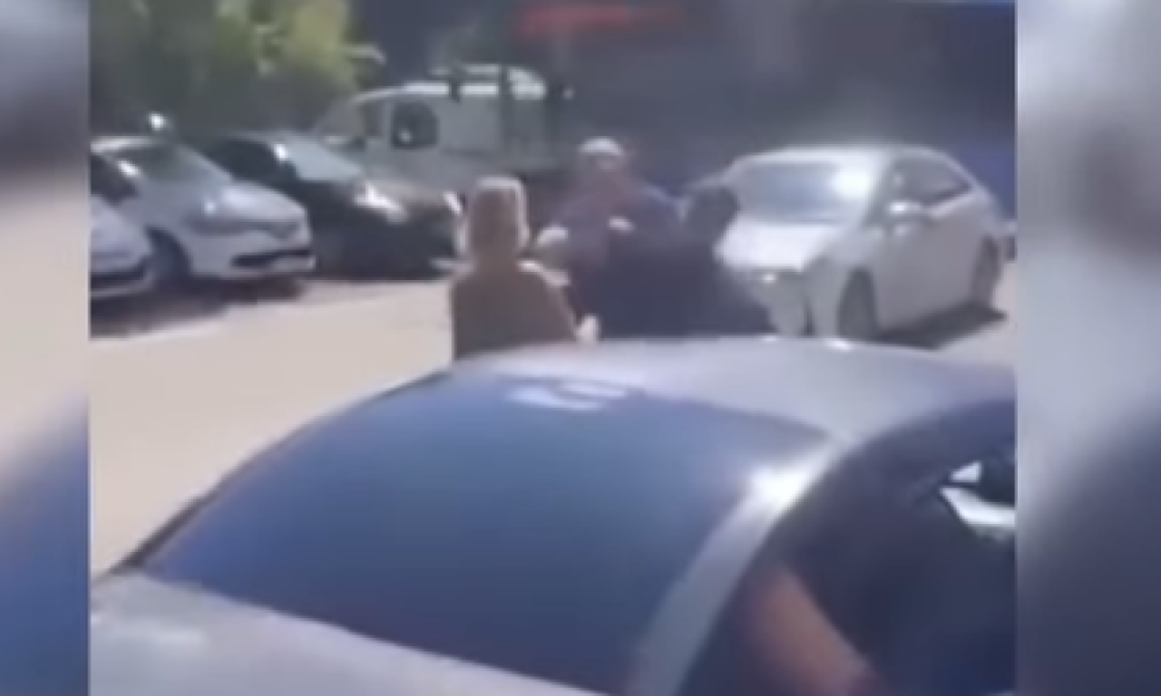PRETUČEN VOZAČ GRADSKOG AUTOBUSA Sevale pesnice nasred ulice, kolega istrčao da mu pomogne (VIDEO)