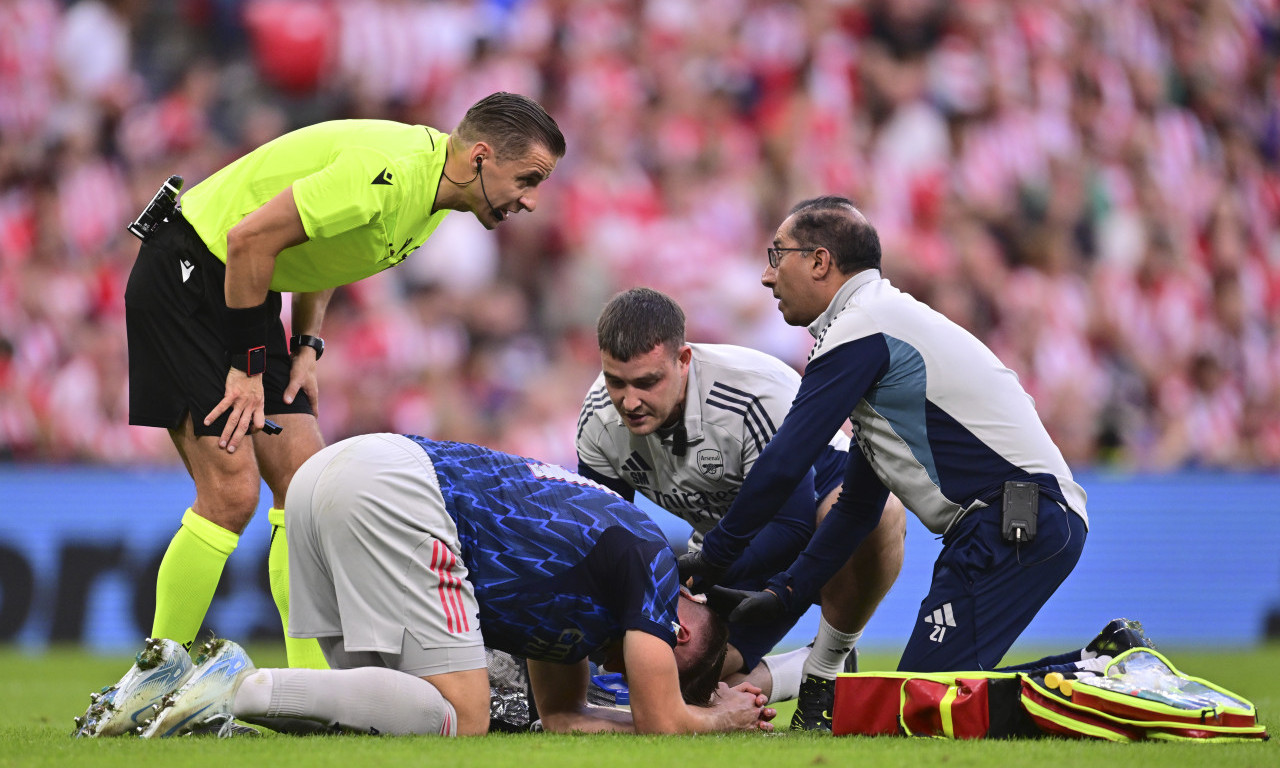 ĐOKEREŠU RAZBIJENA GLAVA NA MEČU LIGE ŠAMPIONA Jeziv sudar sa saigračem (VIDEO)