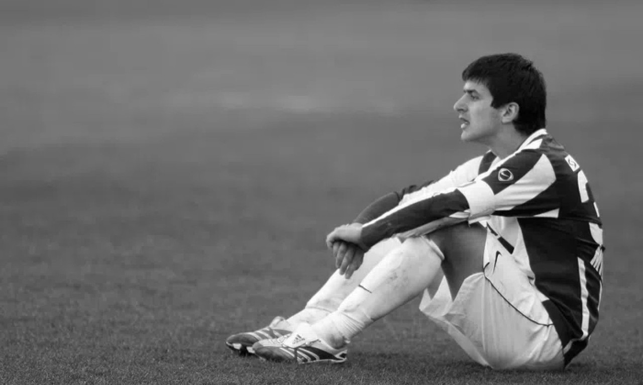 I OTAC DEJANA MILOVANOVIĆA UMRO NA TERENU, A OVAJ BROJ MU JE OBELEŽIO ŽIVOT I SMRT Teška sudbina Zvezdinog kapitena