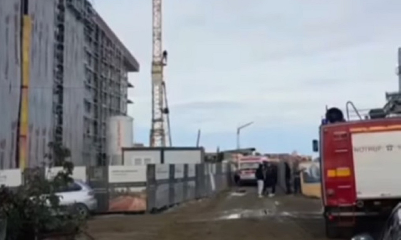 PRVI SNIMCI DRAME U ARANĐELOVCU Radnik preti da će skočiti sa krana, poznato i zašto (VIDEO)