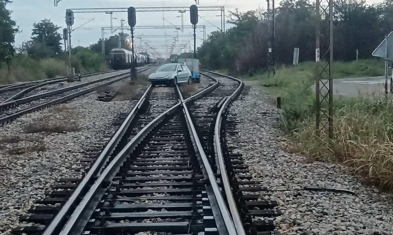 AUTOMOBILOM SLETEO NA PRUGU Nesvakidašnja nezgoda u železničkoj stanici Golubinci (FOTO)