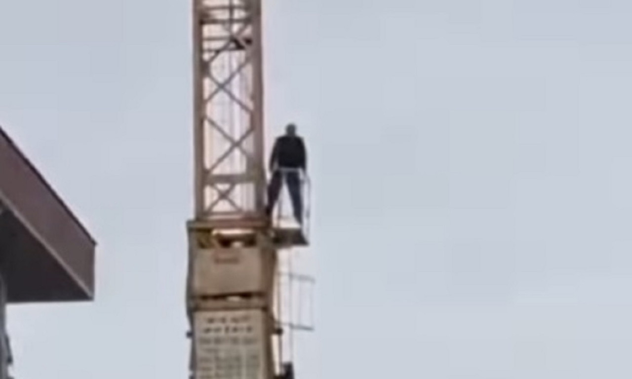 KRAJ DRAME U ARANĐELOVCU Radnika ubedili da siđe sa krana, poznato ko je i gde je prevezen (VIDEO)