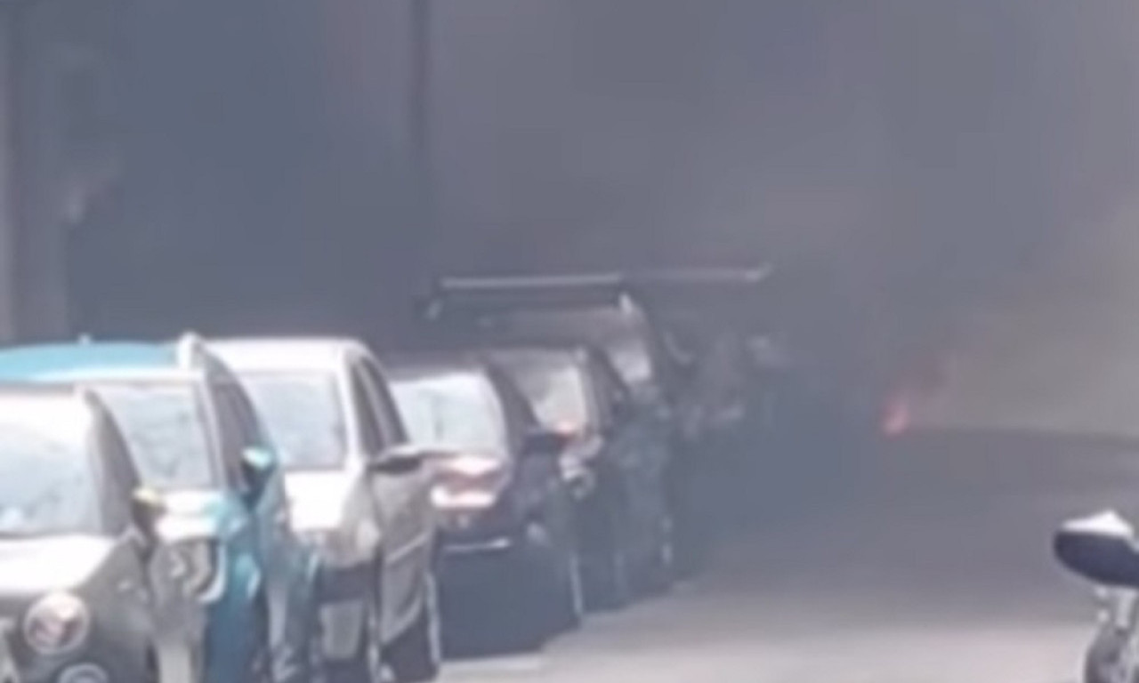GORI AUTOMOBIL NA VRAČARU Gust dim se širi ulicama, dolaze vatrogasci (VIDEO)