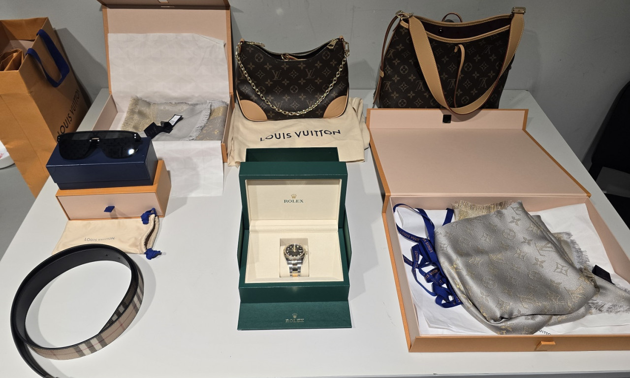 ZAPLENA NA BEOGRADSKOM AERODROMU Oduzeta luksuzna roba vredna 23.000 evra (FOTO)