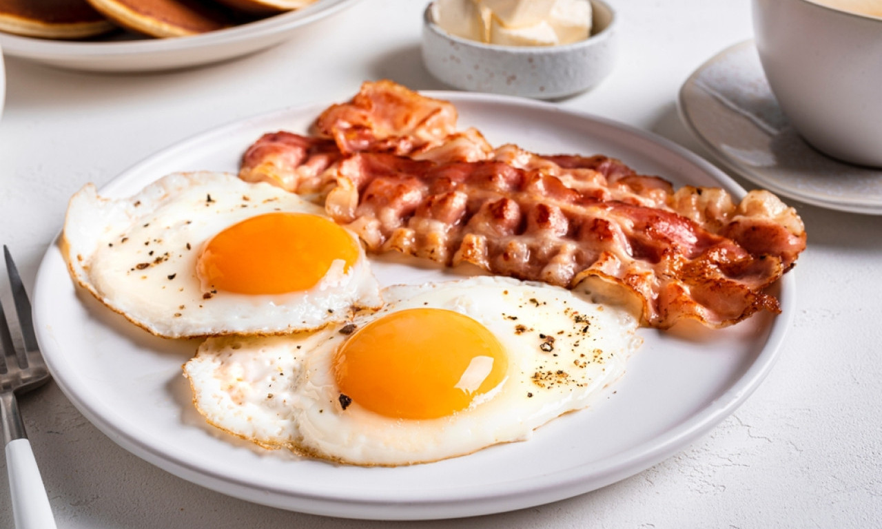 HOLESTEROL NE SKAČE OD SLANINE I JAJA Nutricionista otkriva dve prave opasnosti koje uništavaju jetru i gomilaju masnoću