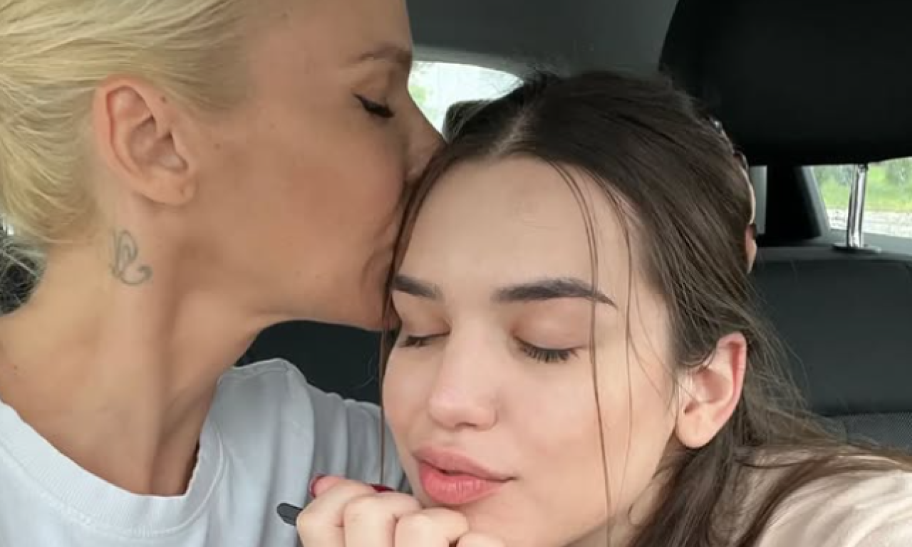 NATAŠA BEKVALAC I HANA SE RASTAJU Emotivan snimak oproštaja u Madridu: "Mama, nemoj da plačeš" (FOTO)