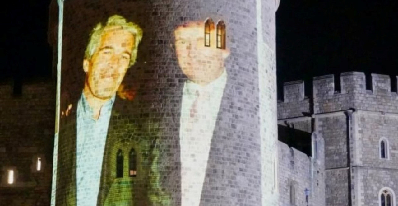 NA VINDZORU PROJEKTOVANA FOTOGRAFIJA TRAMPA I PREDATORA EPSTINA! Velika Britanija pokazala šta stvarno misli!