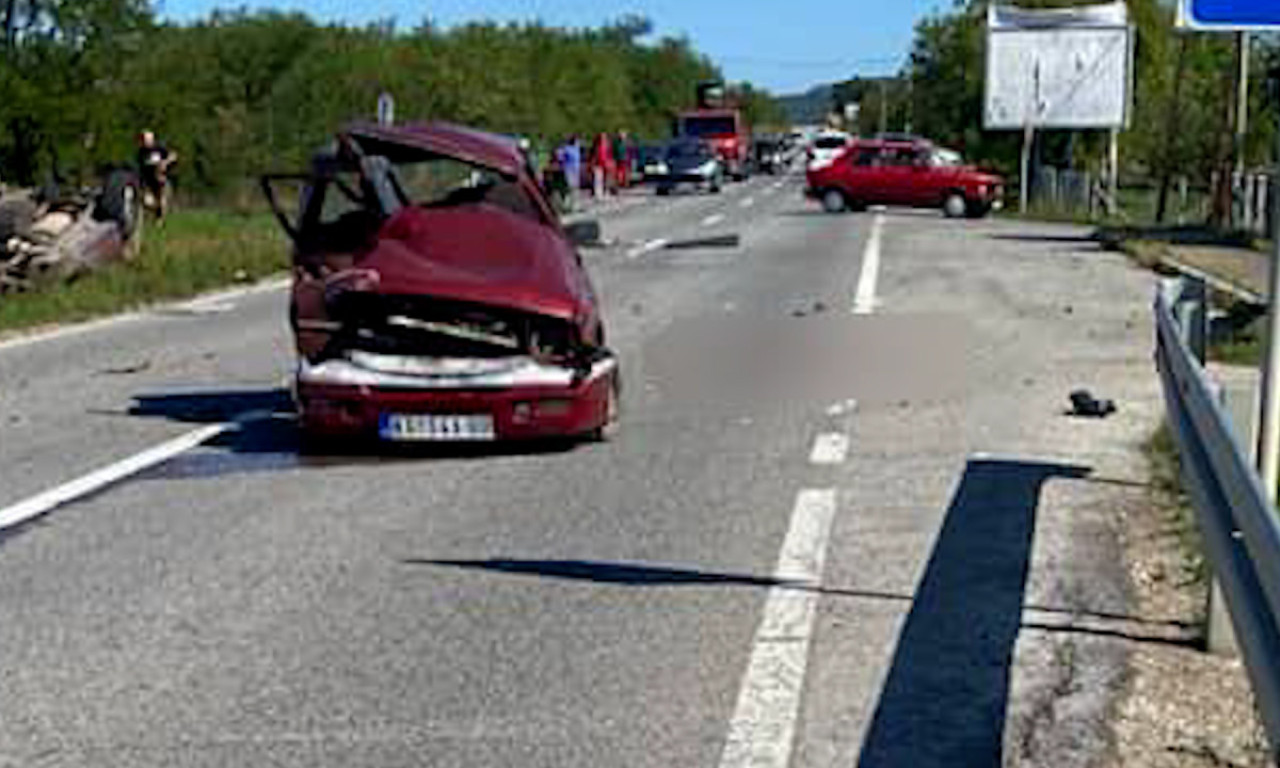 OVAKO JE DOŠLO DO POGIBIJE KOD KNIĆA Vozila skroz smrskana, jedno završilo u kanalu pored puta - prizor ledi krv (FOTO)