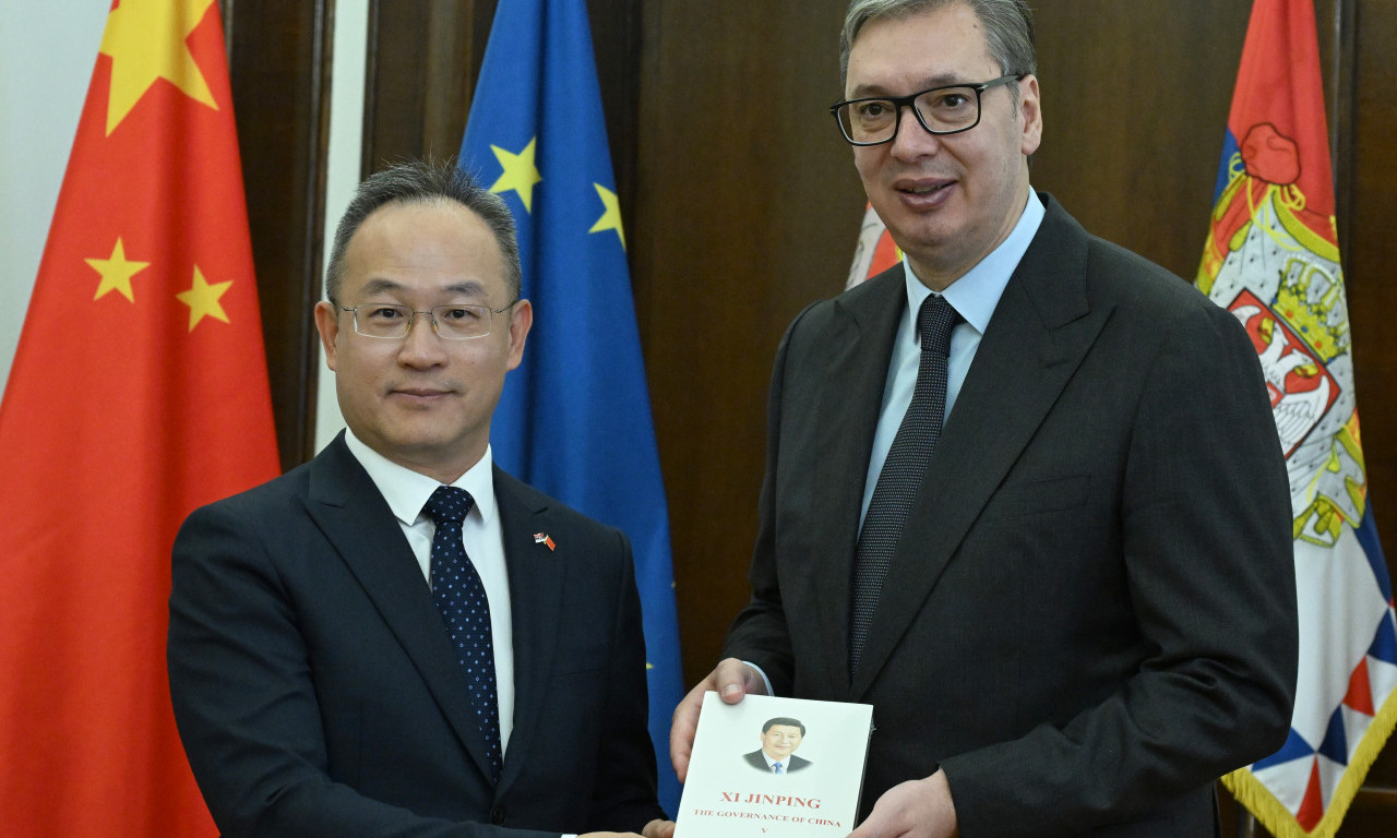 VUČIĆ SA LI MINGOM: Posle posete Pekingu predsednik dobio vredan poklon od kineskih prijatelja! (FOTO)