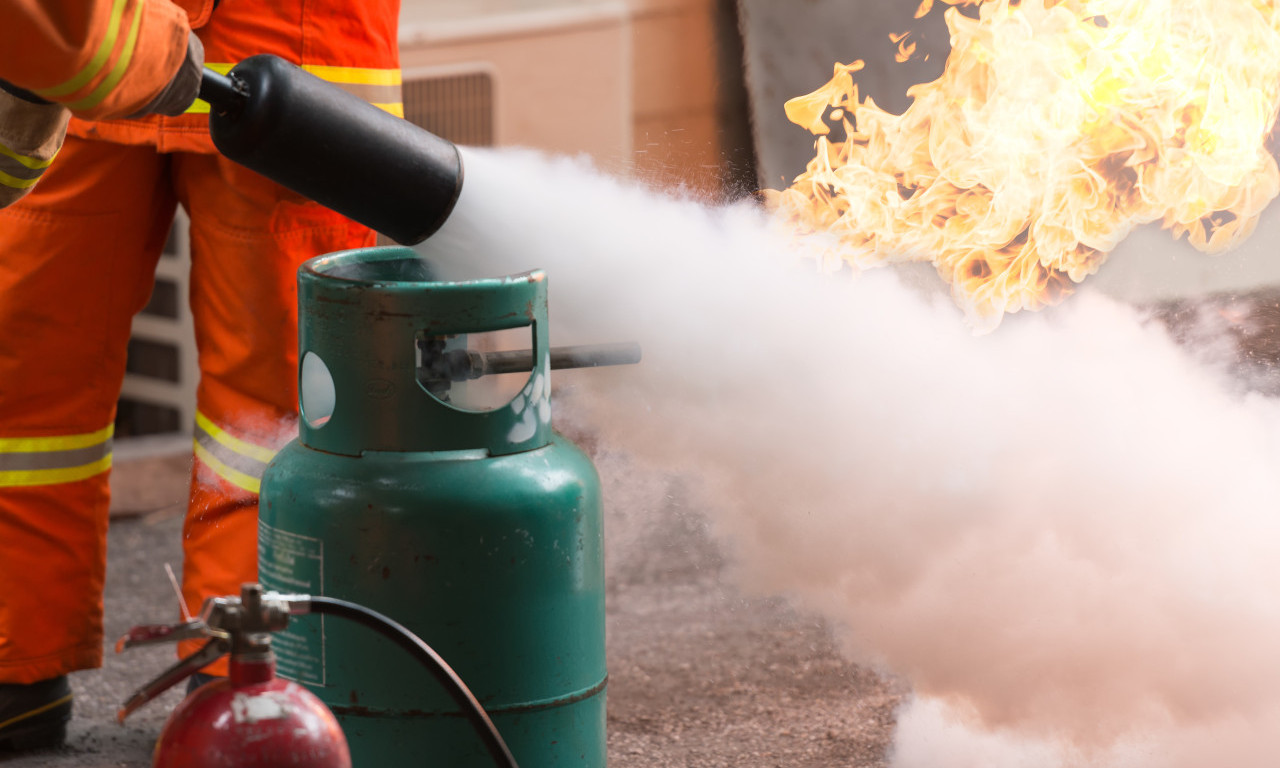 IZGOREO AUTOMOBIL NASRED ULICE Vatrogasci reagovali u Novom Sadu, vozilo potpuno uništeno (FOTO)
