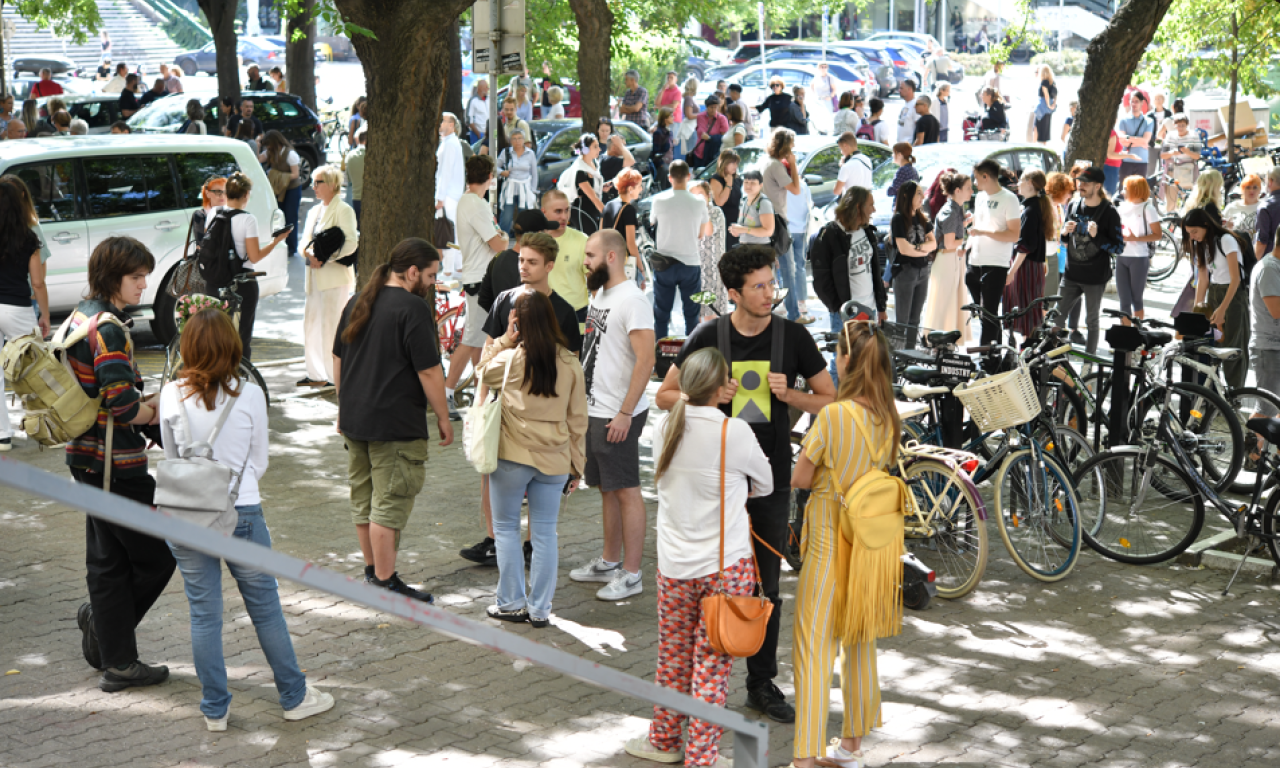 PROTEST ISPRED OSNOVNOG SUDA U NOVOM SADU Evo šta traže studenti u blokadi! (FOTO)