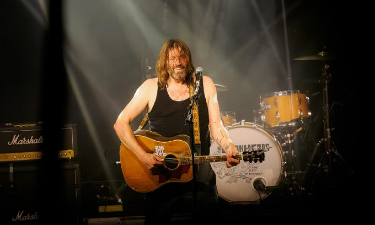 PEVAČ DOŽIVEO NERVNI SLOM NA BINI Nastup The Lemonheads završen fijaskom, svirali samo pola sata u Zagrebu