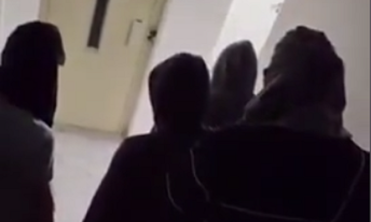 BRUTALAN OBRAČUN U BEOGRADU Sačekali muškarca i isprebijali ga štanglom naočigled žene (UZNEMIRUJUĆ VIDEO)