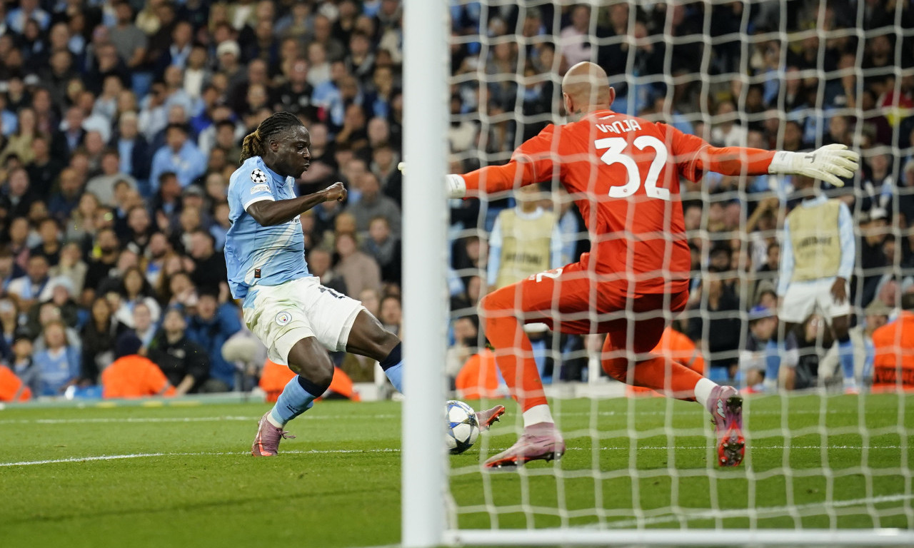 POGLEDAJTE KAKO GVARDIOLA KLIČE SRBINU Najbolji igrač na Etihadu nije bio iz Mančestera, već iz Novog Sada (FOTO)