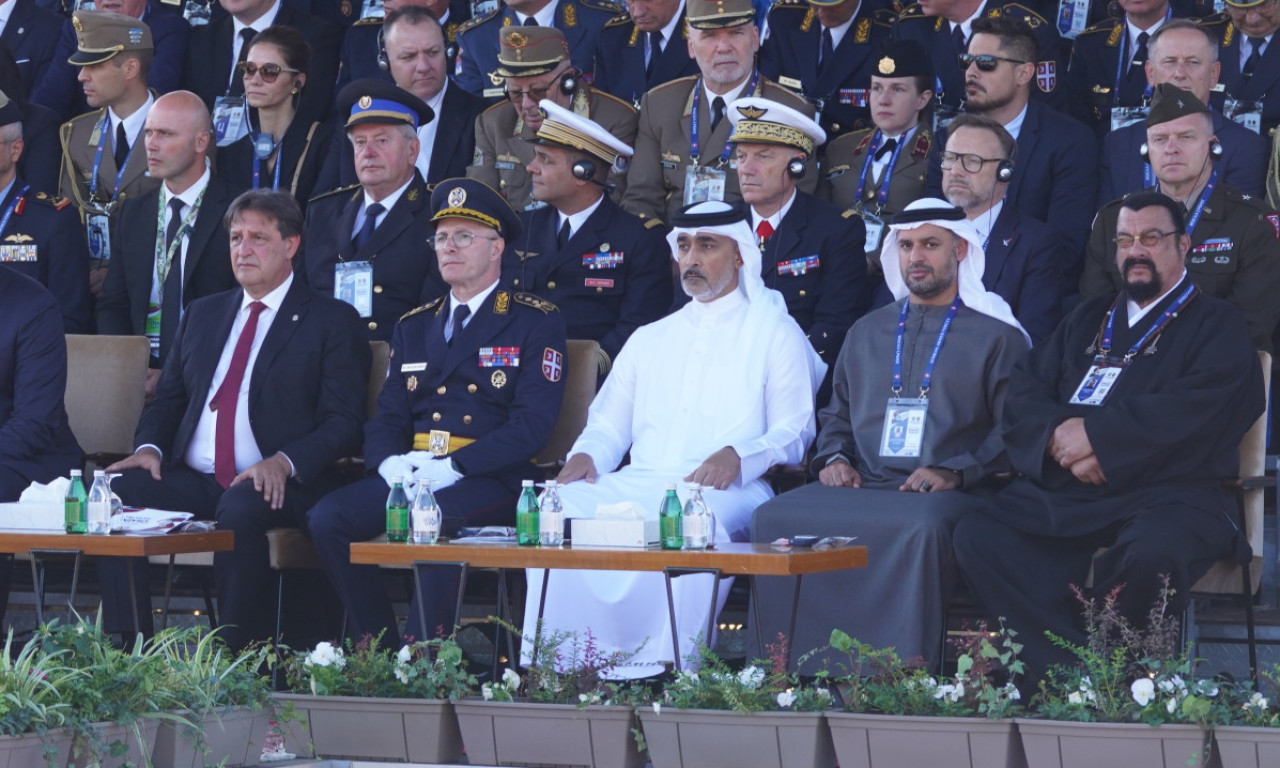 STIVEN SIGAL NA VOJNOJ PARADI! Pomno pratio srpsko naoružanje - a svi komentarišu kako se obukao (FOTO)