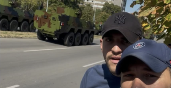 VELJKO RAŽNATOVIĆ IZ PRVIH REDOVA PRATIO VOJNU PARADU Oduševile ga ove oklopne zveri (FOTO)