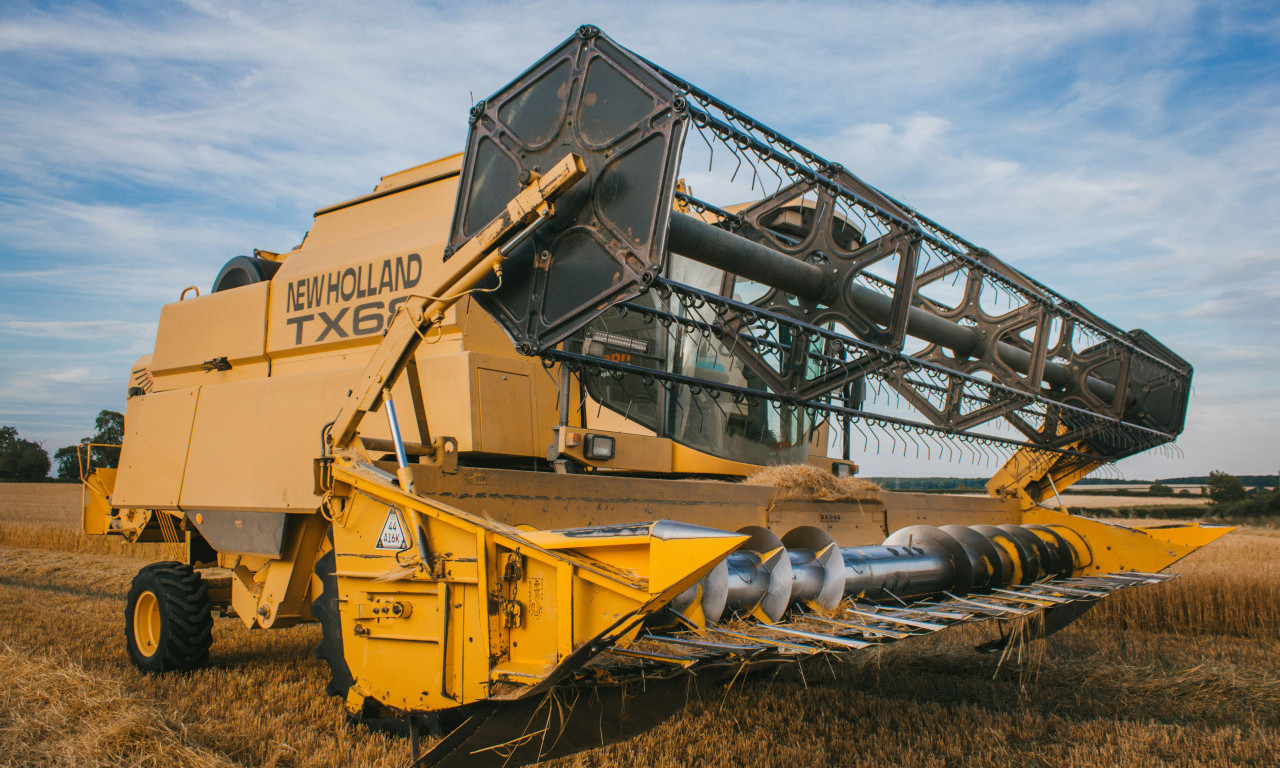 MUŠKARAC (85) SE ZAGLAVIO U SEKAČU ZA KUKURUZ I POGINUO Pored napora lekara, nije mu bilo spasa