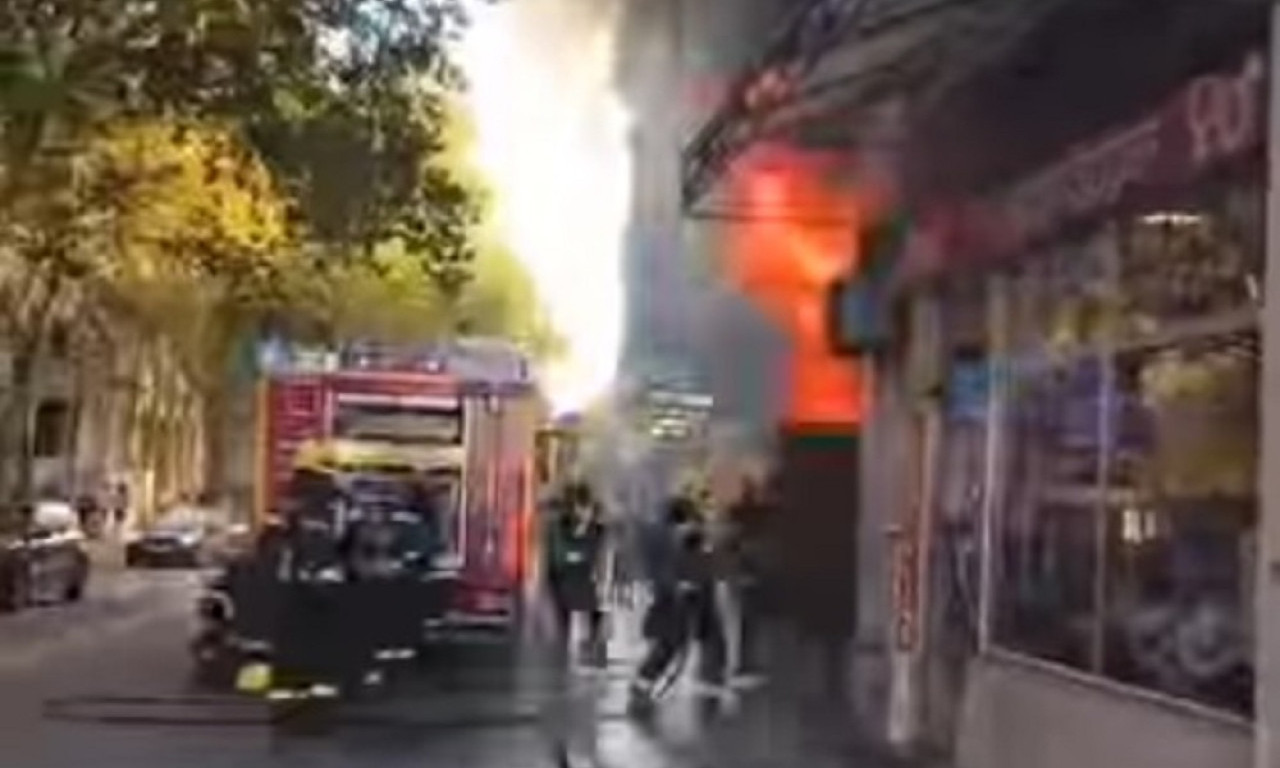 POŽAR U PASAŽU U NOVOM SADU Hitno poslata tri vatrogasna vozila, kulja vatra u samom centru grada (VIDEO)